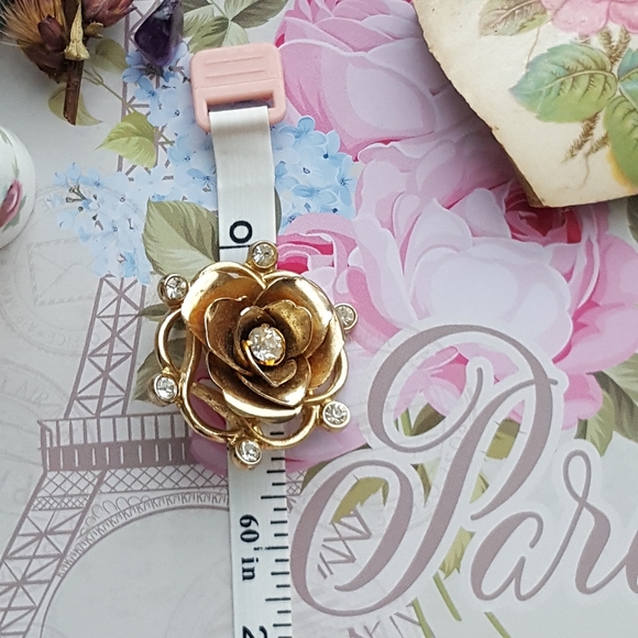 🌙Goldtone Flower Clear Crystal Brooch - Picture 6 of 9